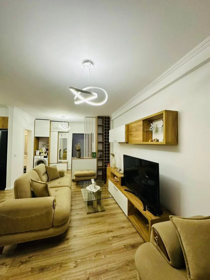 Tirane, jepet me qera apartament 1+1+Ballkon Kati 5, 60 m² 500 € (YZBERISHT)