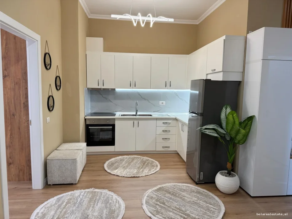 Tirane, jepet me qera apartament 1+1+Ballkon Kati 5, 60 m² 750 € (Kopshti Botanik)