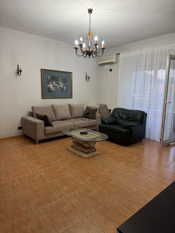 Tirane, jepet me qera apartament 1+1+Ballkon Kati 5, 61 m² 550 € (STACIONI TRENIT)