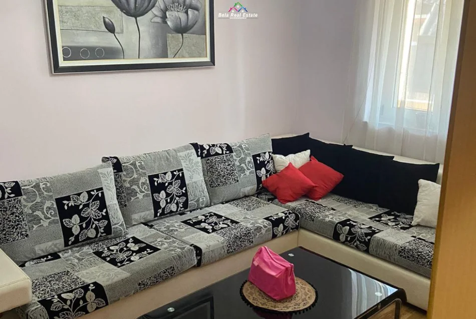 Tirane, jepet me qera apartament 1+1+Ballkon Kati 5, 62 m² 600 € (blloku)