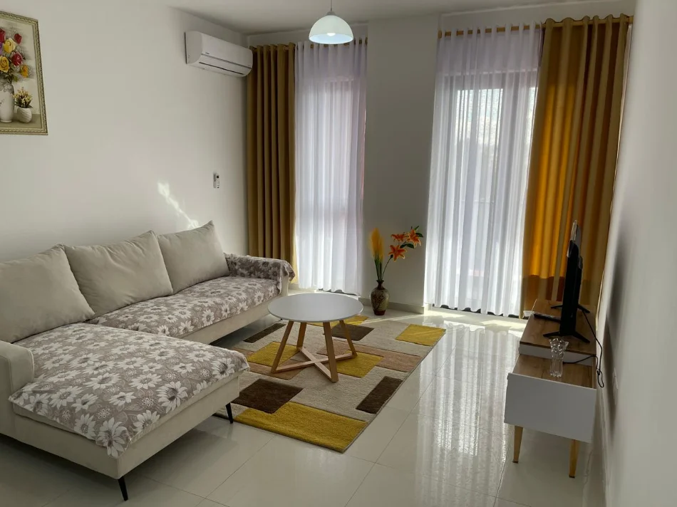 Tirane, jepet me qera apartament 1+1+Ballkon Kati 5, 65 m² 500 € (Kompleksi Arlis, pranë Farmacia 10)