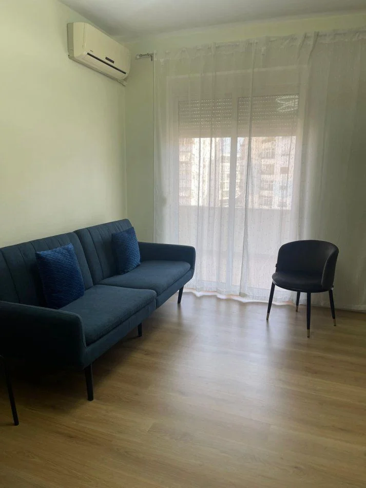 Tirane, jepet me qera apartament 1+1+Ballkon Kati 5, 65 m² 600 € (KOMUNA E PARISIT)