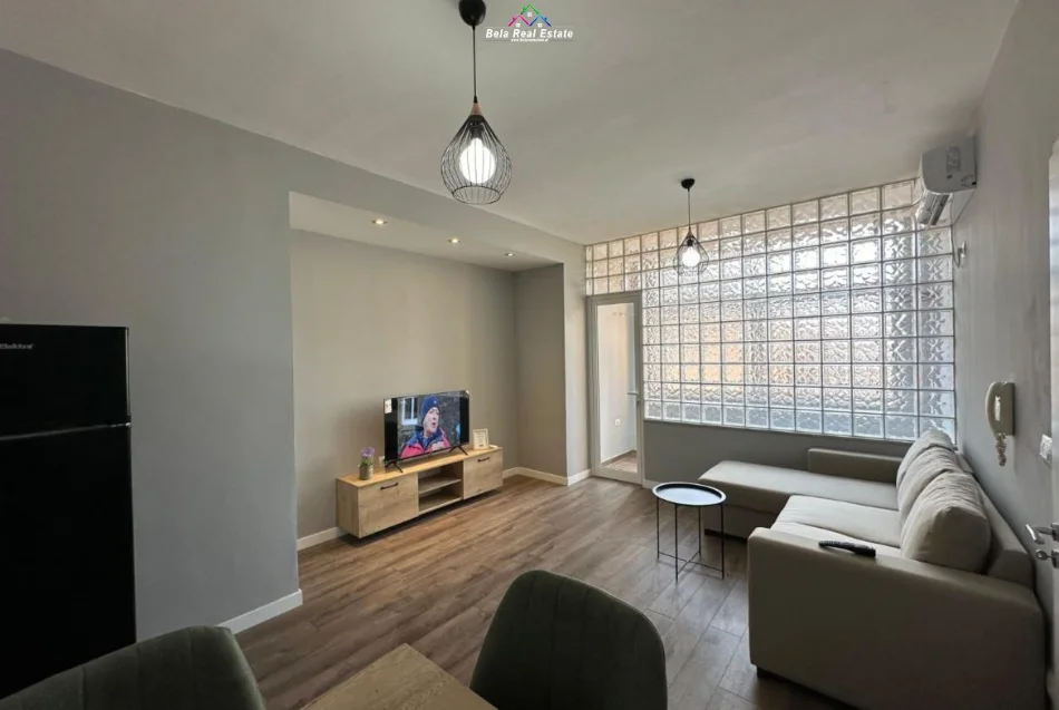 Tirane, jepet me qera apartament 1+1+Ballkon Kati 5, 65 m² 700 € (pazari i ri)