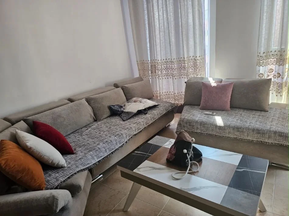 Tirane, jepet me qera apartament 1+1+Ballkon Kati 5, 70 m² 500 € (Jordan Misja)