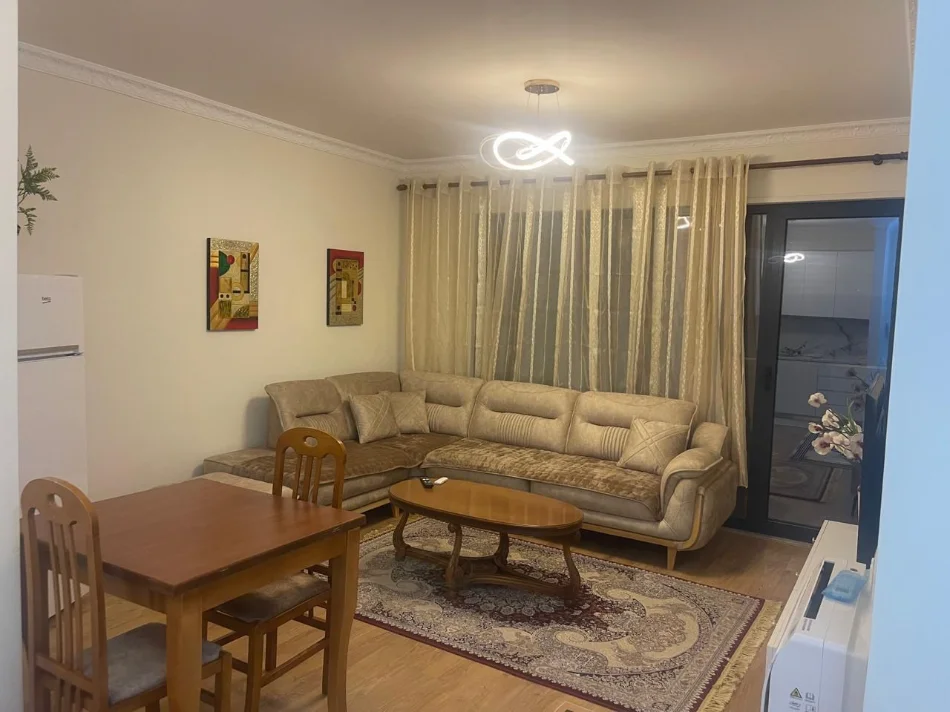 Tirane, jepet me qera apartament 1+1+Ballkon Kati 5, 70 m² 500 € (XHAMLLIKU)