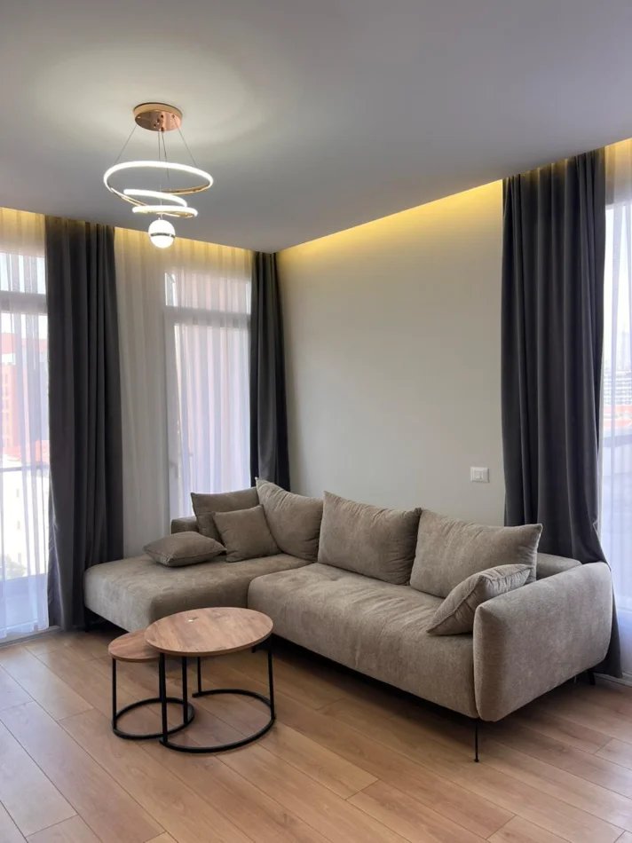 Tirane, jepet me qera apartament 1+1+Ballkon Kati 5, 70 m² 700 € (Rruga Jordan Misja)