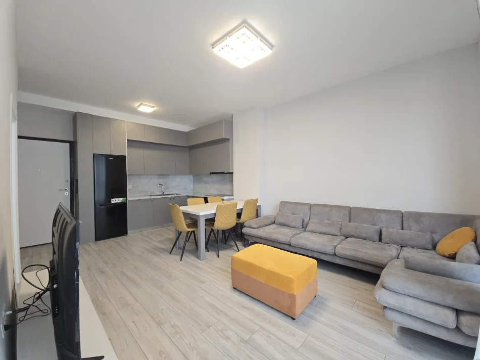 Tirane, jepet me qera apartament 1+1+Ballkon Kati 5, 70 m² 730 € (Rruga Komuna e Parisit)