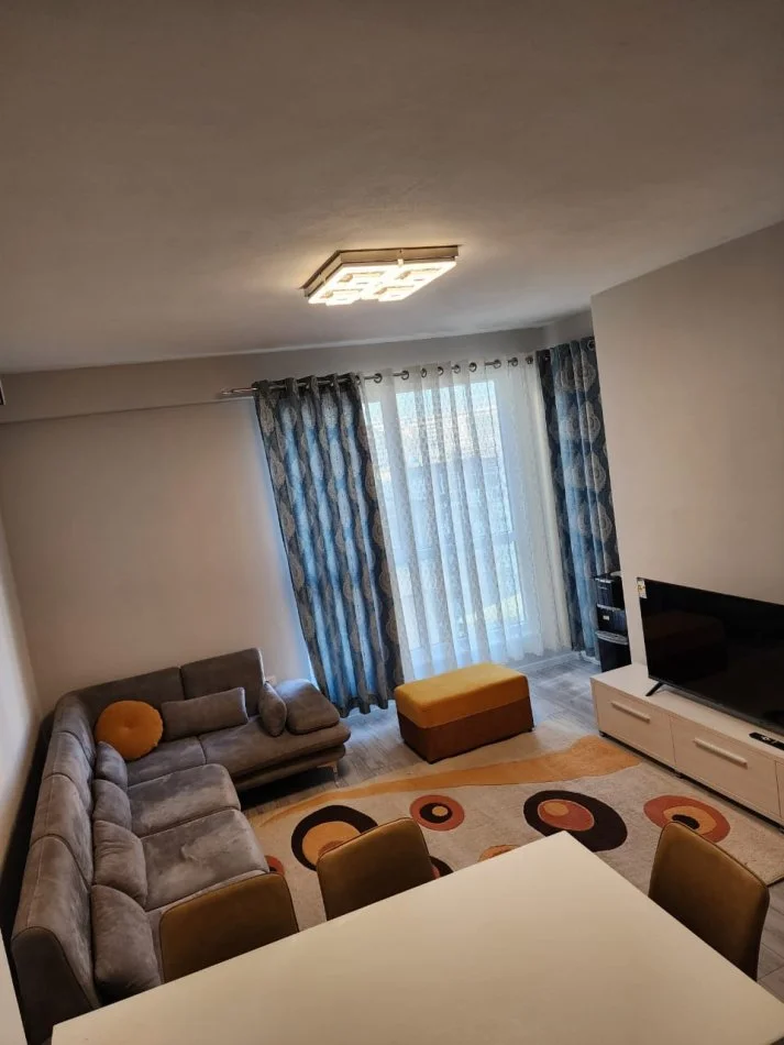 Tirane, jepet me qera apartament 1+1+Ballkon Kati 5, 70 m² 750 € (KOMUNA E PARISIT)