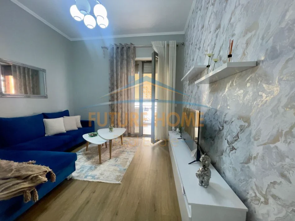 Tirane, jepet me qera apartament 1+1+Ballkon Kati 5, 70 m² 830 € (Kompleksi Delijorgj)