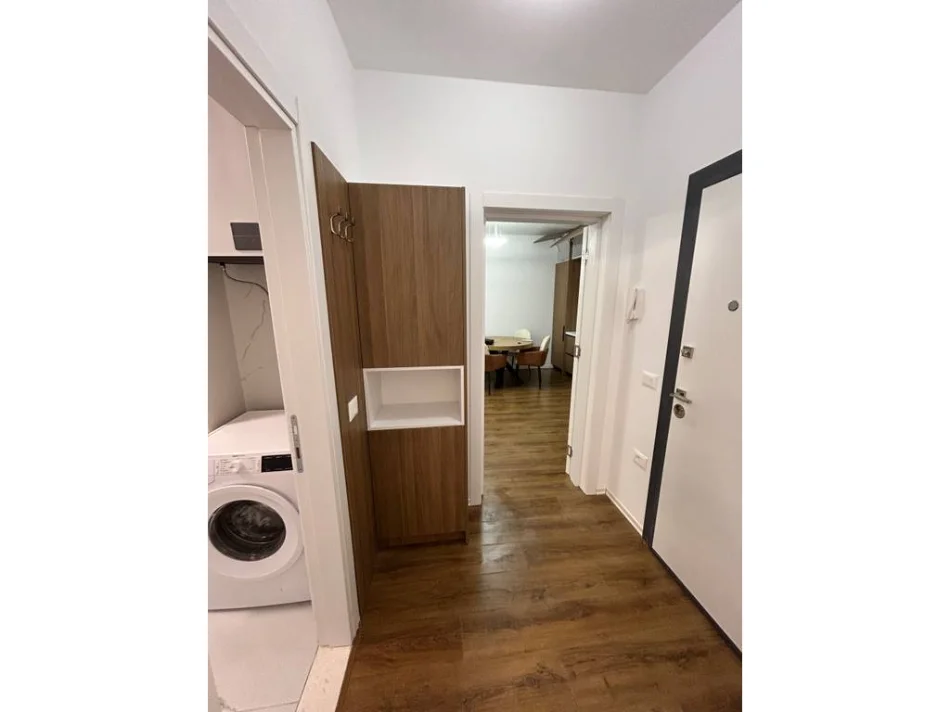 Tirane, jepet me qera apartament 1+1+Ballkon Kati 5, 72 m² 551 €
