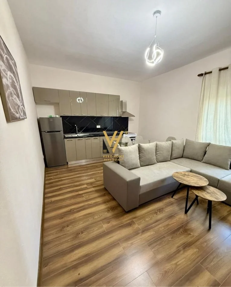 Tirane, jepet me qera apartament 1+1+Ballkon Kati 5, 73 m² 700 € (RRUGA E KAVAJES)