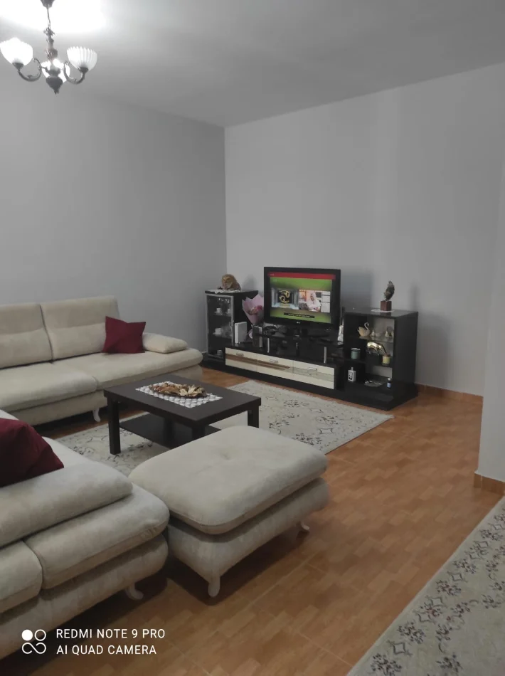 Tirane, jepet me qera apartament 1+1+Ballkon Kati 5, 75 m² 400 € (Yzberisht)