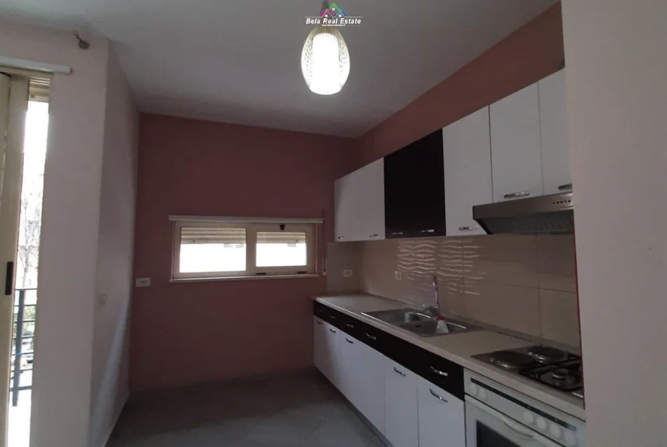 Tirane, jepet me qera apartament 1+1+Ballkon Kati 5, 75 m² 640 € (Komuna e Parisit