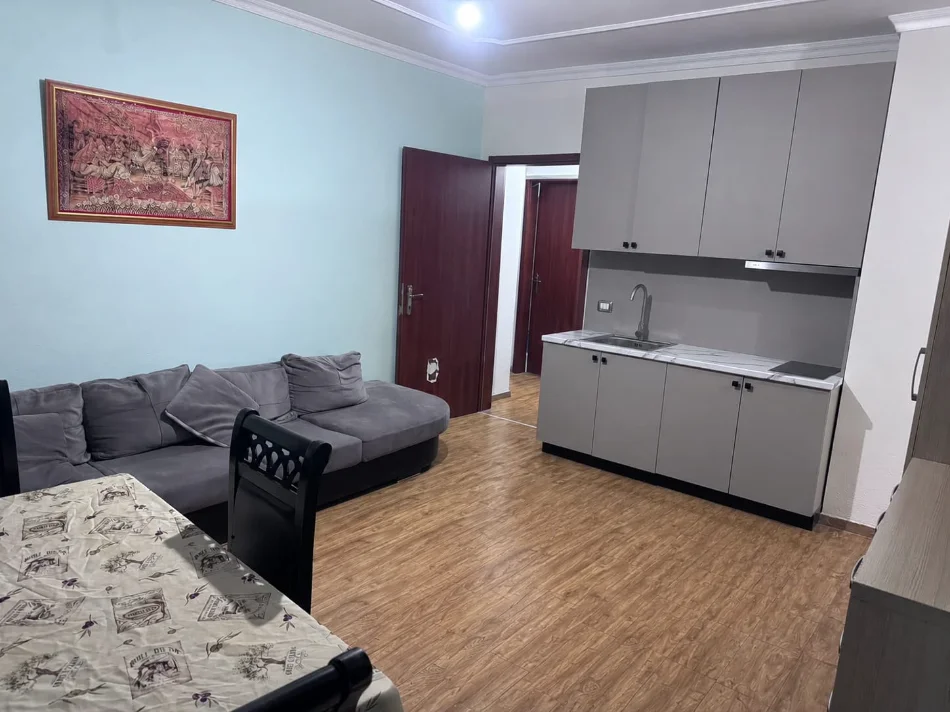 Tirane, jepet me qera apartament 1+1+Ballkon Kati 6, 56 m² 350 € (Pallatet Çabej)