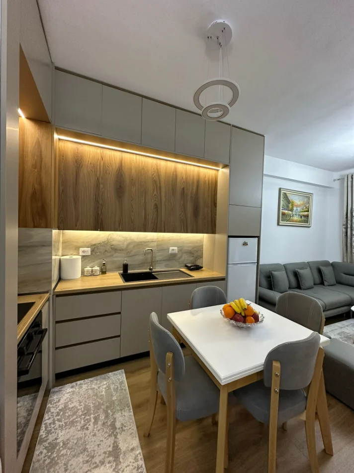 Tirane, jepet me qera apartament 1+1+Ballkon Kati 6, 60 m² 470 €