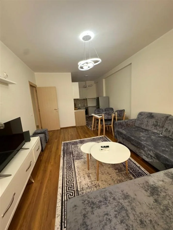 Tirane, jepet me qera apartament 1+1+Ballkon Kati 6, 60 m² 700 € (KOMUNA E PARISIT)