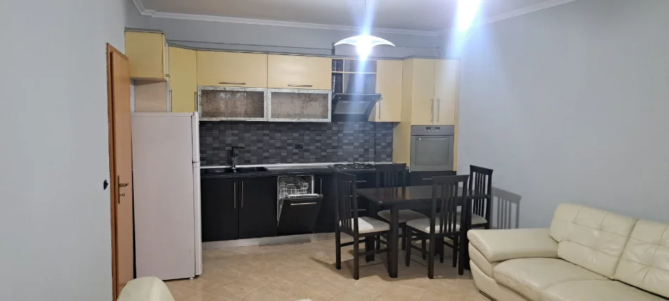Tirane, jepet me qera apartament 1+1+Ballkon Kati 6, 64 m² 420 € (Pediatria/Rruga Kongresi i Manastirit)
