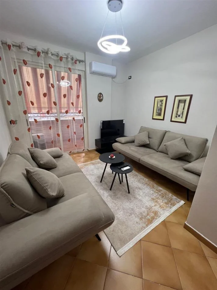 Tirane, jepet me qera apartament 1+1+Ballkon Kati 6, 70 m² 650 € (Sheshi Willson)