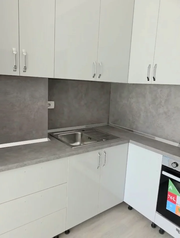Tirane, jepet me qera apartament 1+1+Ballkon Kati 7, 55 m² 400 € (Inerti)