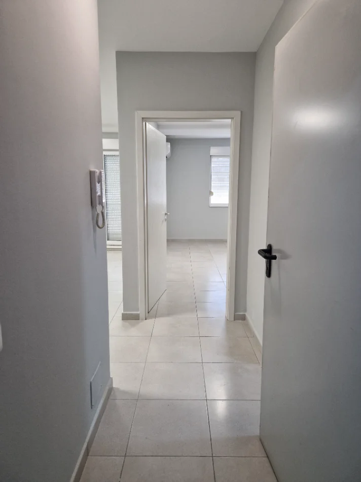 Tirane, jepet me qera apartament 1+1+Ballkon Kati 7, 55 m² 400 € (Kompleksi Kontakt 