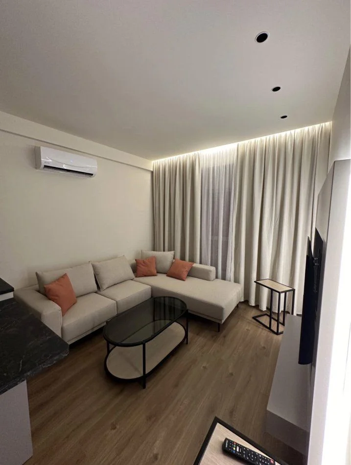 Tirane, jepet me qera apartament 1+1+Ballkon Kati 7, 55 m² 550 € (ALI DEMI)