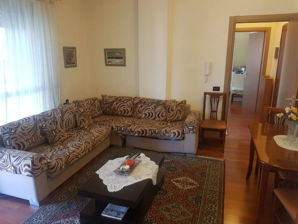 Tirane, jepet me qera apartament 1+1+Ballkon Kati 7, 60 m² 700 €