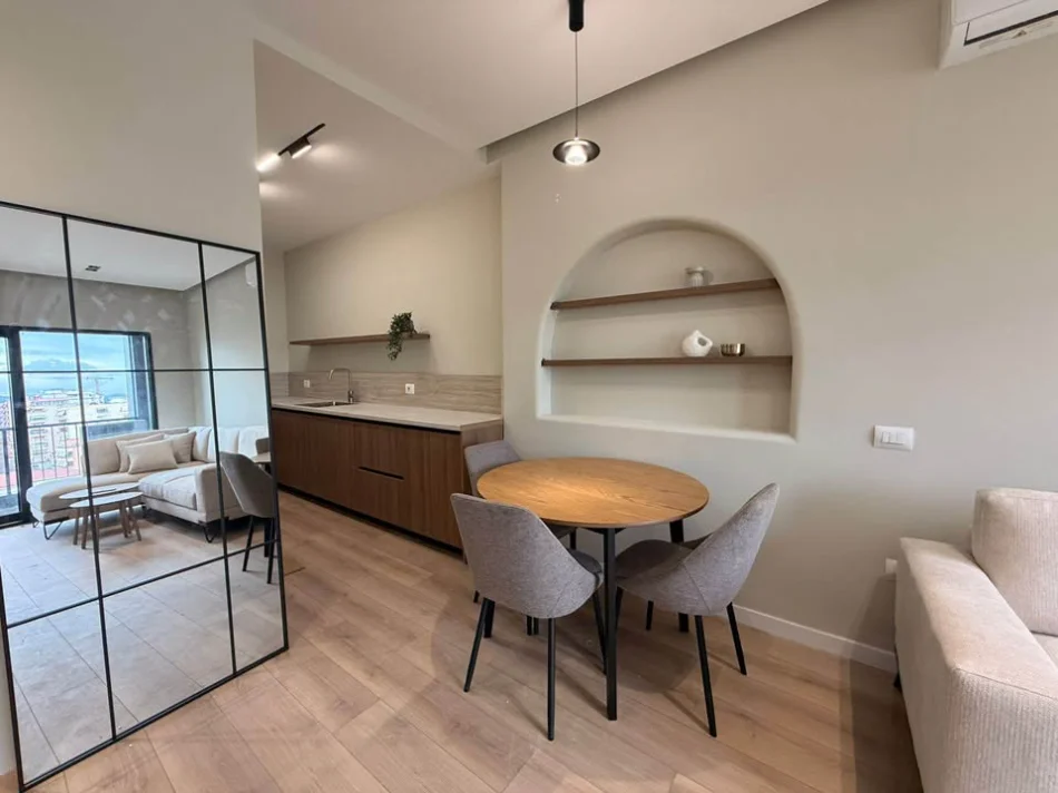 Tirane, jepet me qera apartament 1+1+Ballkon Kati 7, 64 m² 1000 € (Rruga e Barrikadave)