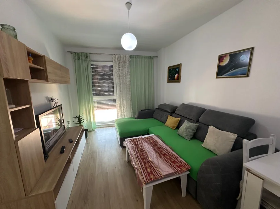 Tirane, jepet me qera apartament 1+1+Ballkon Kati 7, 65 m² 500 € (Xhamlliku)