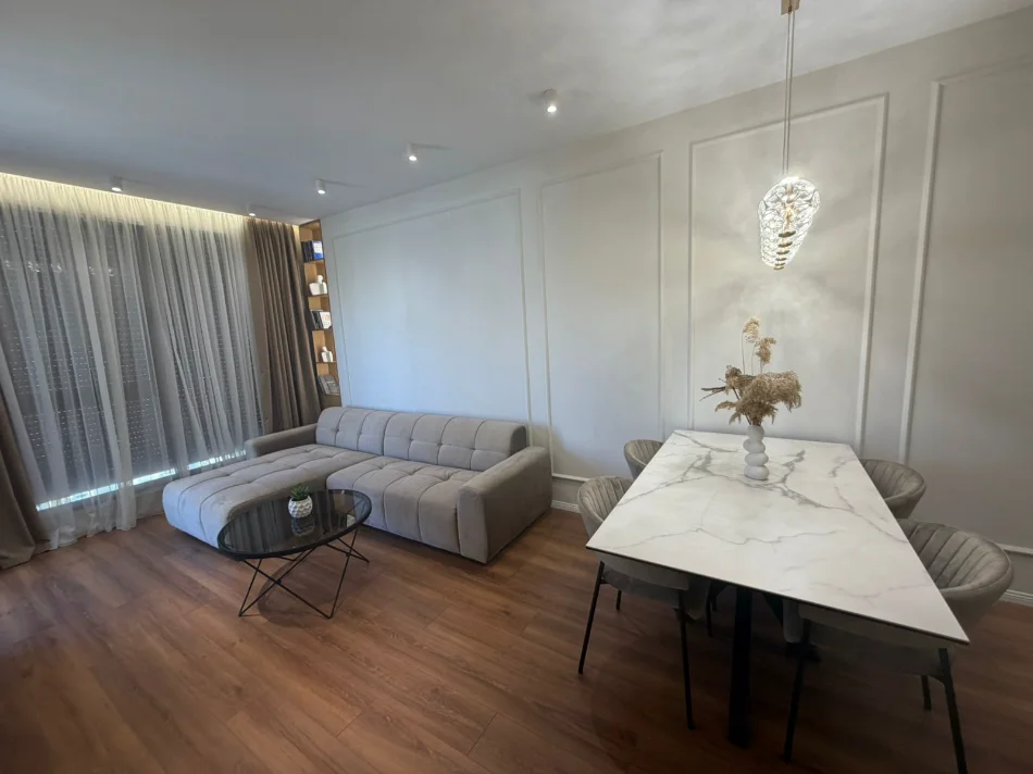 Tirane, jepet me qera apartament 1+1+Ballkon Kati 7, 65 m² 700 €