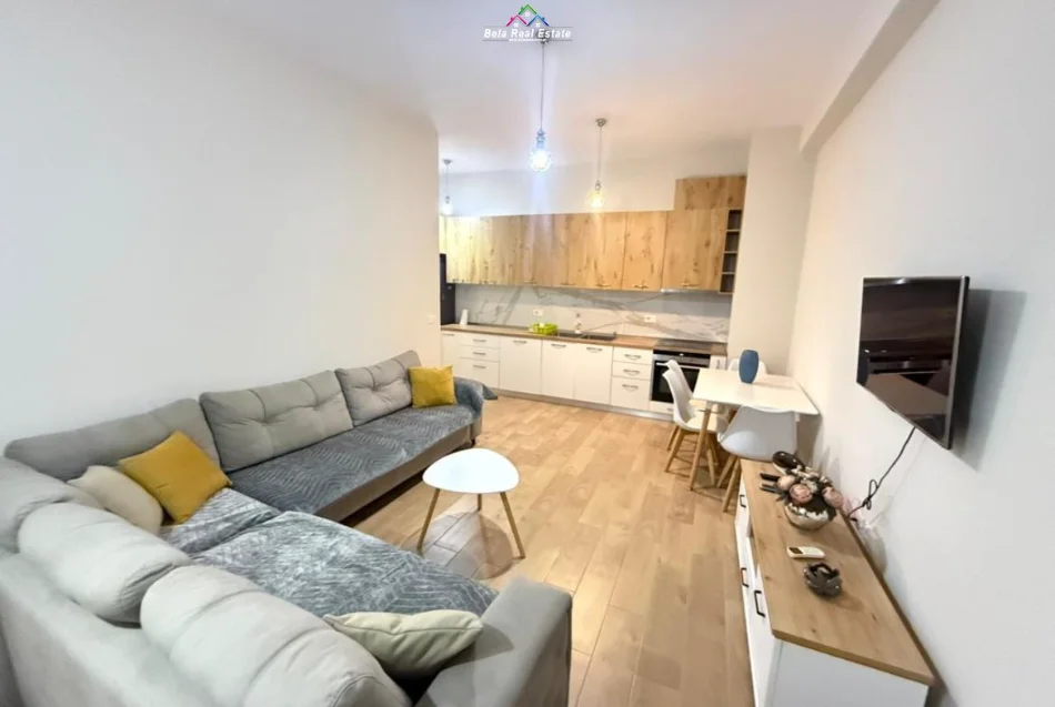 Tirane, jepet me qera apartament 1+1+Ballkon Kati 7, 72 m² 675 € (Shkolla e Kuqe)