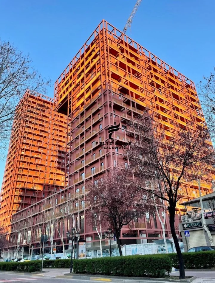 Tirane, jepet me qera apartament 1+1+Ballkon Kati 7, 75 m² 1.000 € (RRUGA E KAVAJES)