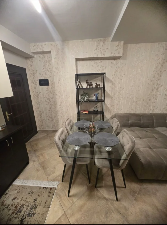 Tirane, jepet me qera apartament 1+1+Ballkon Kati 7, 75 m² 650 € (RRUGA E BARRIKADAVE)