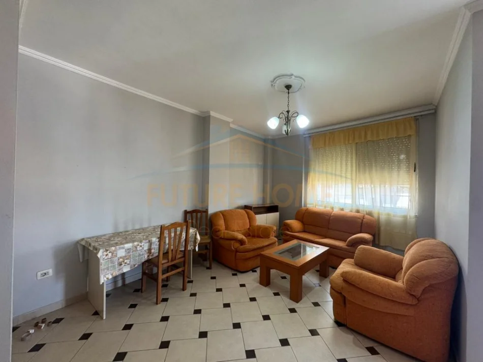 Tirane, jepet me qera apartament 1+1+Ballkon Kati 7, 81 m² 500 € (Rruga e Barrikadave)