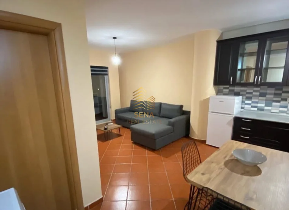 Tirane, jepet me qera apartament 1+1+Ballkon Kati 8, 56 m² 450 € (Perball Delijorgjit)