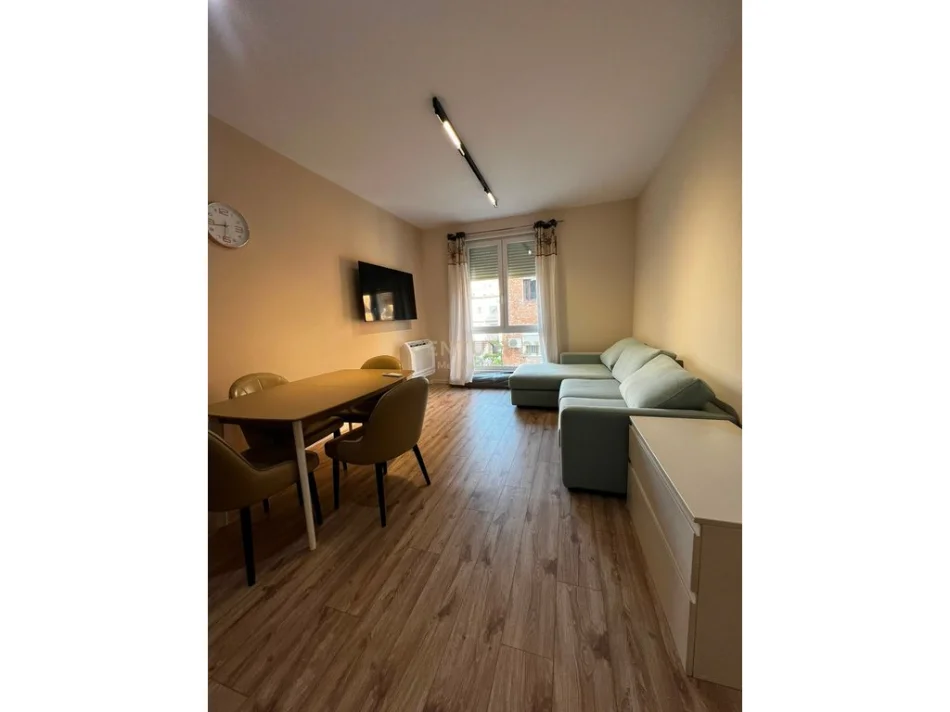 Tirane, jepet me qera apartament 1+1+Ballkon Kati 8, 60 m² (Ish Tregu Elektrik)