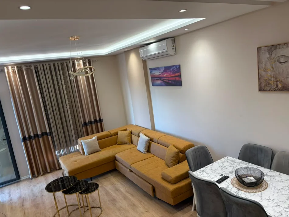 Tirane, jepet me qera apartament 1+1+Ballkon Kati 8, 65 m² 550 € (Kompleksi Erli)