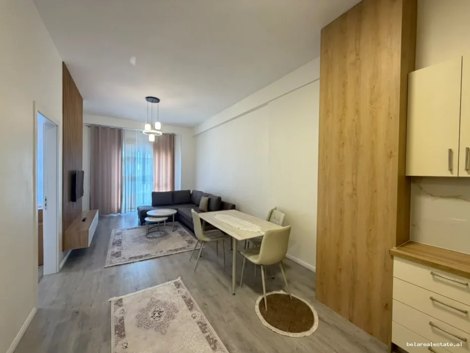 Tirane, jepet me qera apartament 1+1+Ballkon Kati 8, 65 m² 590 € (Laprake)