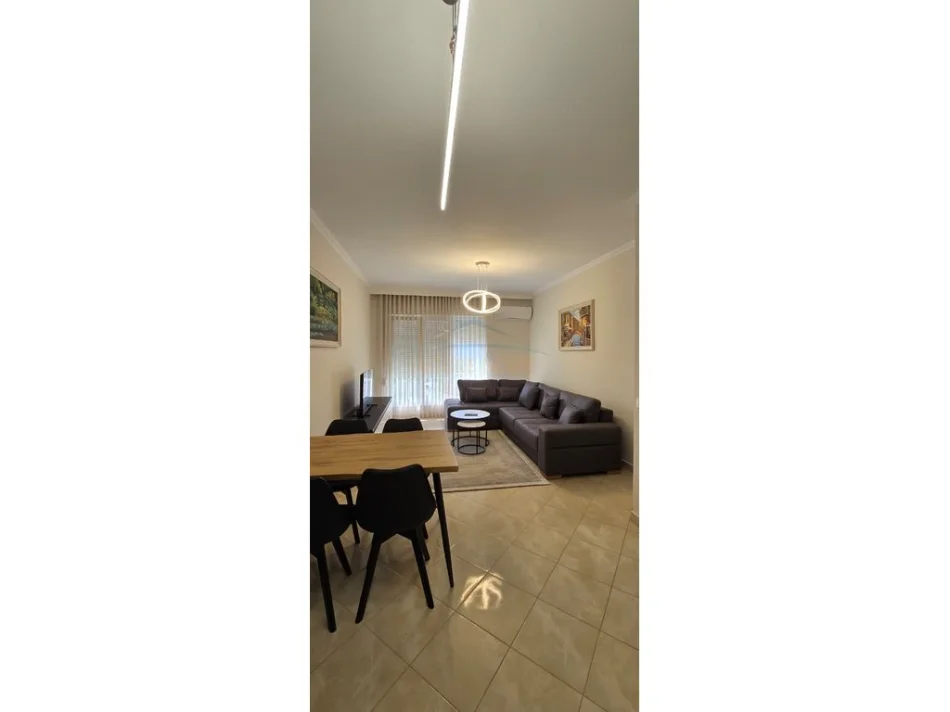 Tirane, jepet me qera apartament 1+1+Ballkon Kati 8, 67 m² 630 € (Parku)