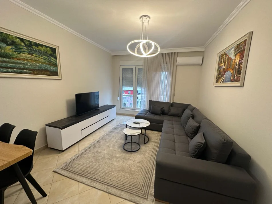 Tirane, jepet me qera apartament 1+1+Ballkon Kati 8, 70 m² 600 € (21 Dhjetori/Kompeksi Magnet)