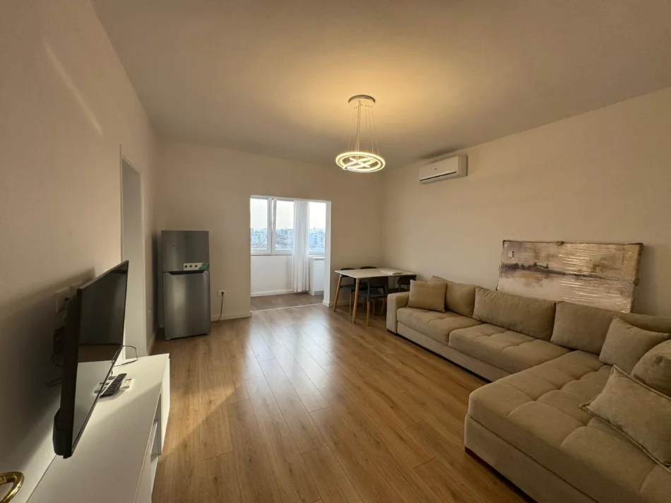 Tirane, jepet me qera apartament 1+1+Ballkon Kati 8, 70 m² 600 € (Rruga e Dibres, Medreseja)