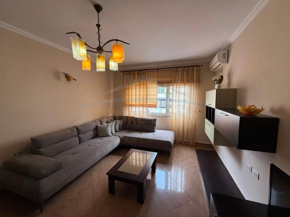 Tirane, jepet me qera apartament 1+1+Ballkon Kati 8, 75 m² 600 € (Sheshi Willson)
