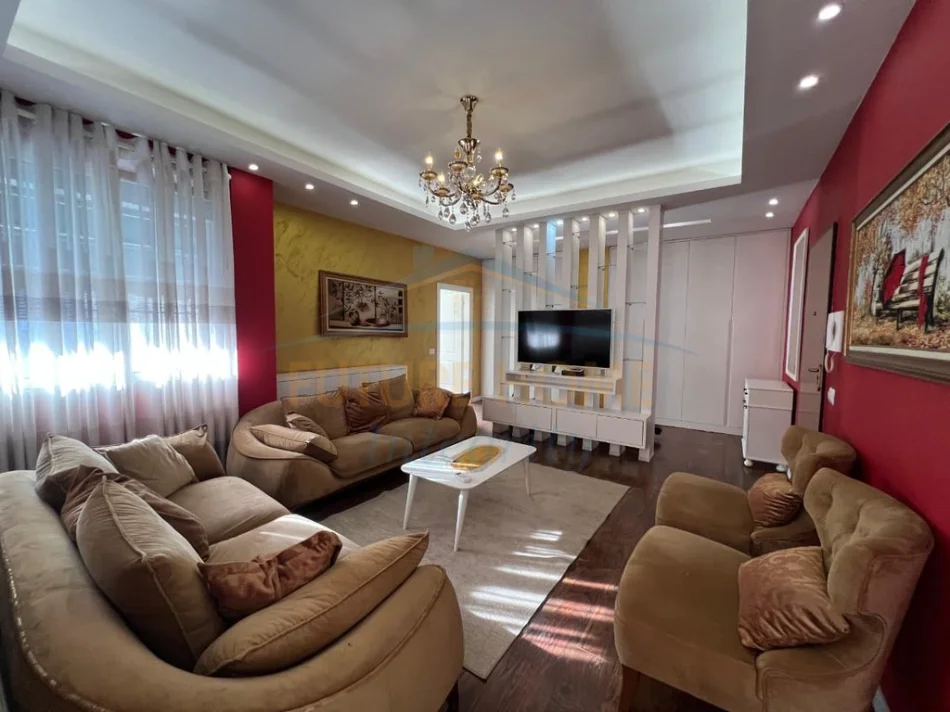 Tirane, jepet me qera apartament 1+1+Ballkon Kati 8, 86 m² 550 € (Ish Dogana)