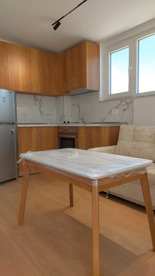 Tirane, jepet me qera apartament 1+1+Ballkon Kati 9, 77 m² 500 € (FERIT XHAJKO)