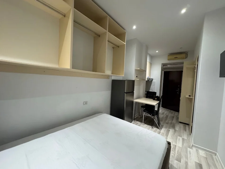 Tirane, jepet me qera apartament 1+1 Kati 0, 40 m² 400 € (Rr. Barrikadave)