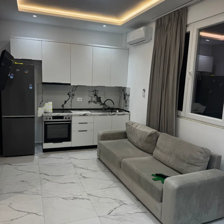 Tirane, jepet me qera apartament 1+1 Kati 0, 55 m² 450 € (5 MAJI)