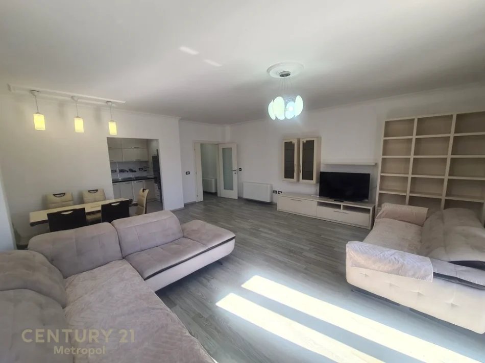 Tirane, jepet me qera apartament 1+1 Kati 10, 120 m² 780 € (Selvia)