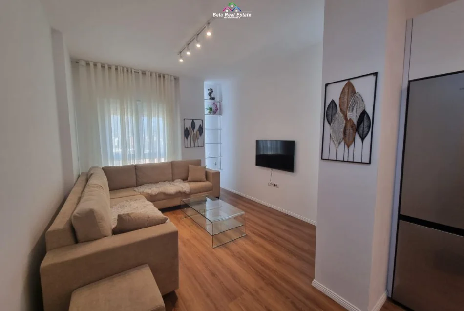 Tirane, jepet me qera apartament 1+1 Kati 10, 60 m² 940 € (Rruga e Barrikadave)
