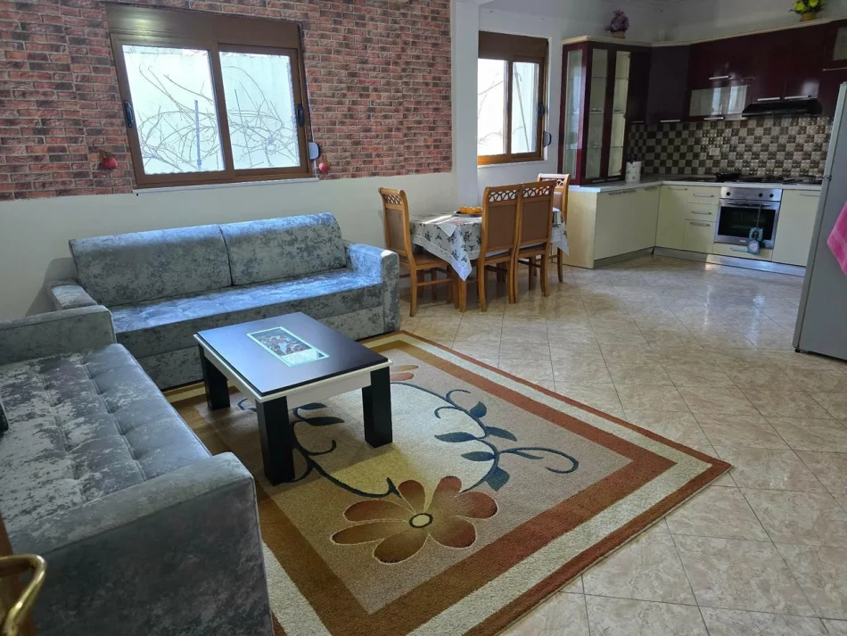 Tirane, jepet me qera apartament 1+1 Kati 1, 120 m² 450 € (Vilat Amerikane)