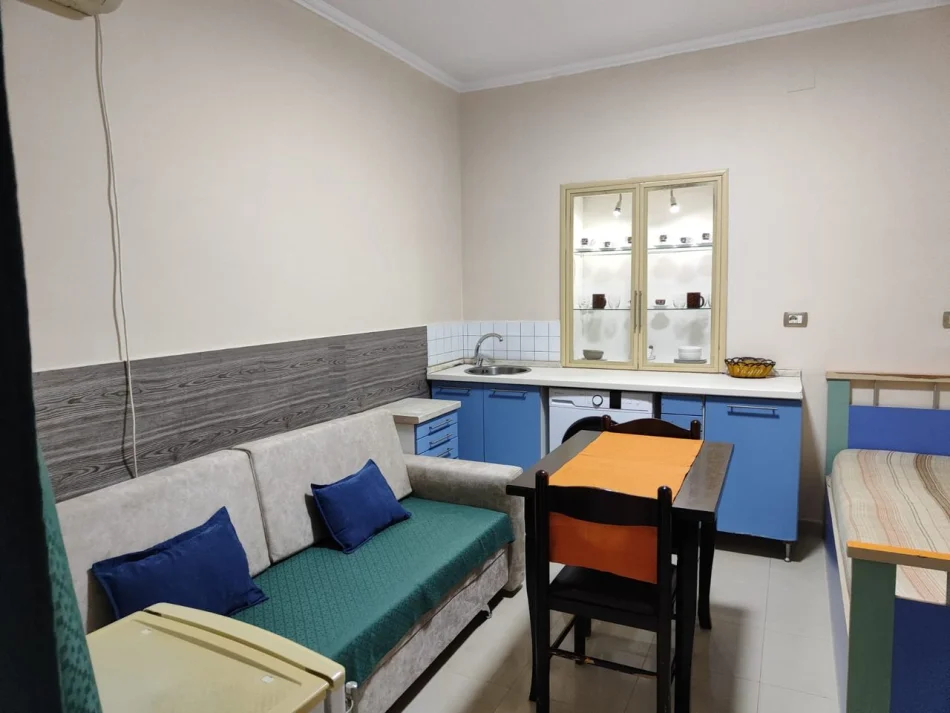 Tirane, jepet me qera apartament 1+1 Kati 1, 300 € (Medreseja)