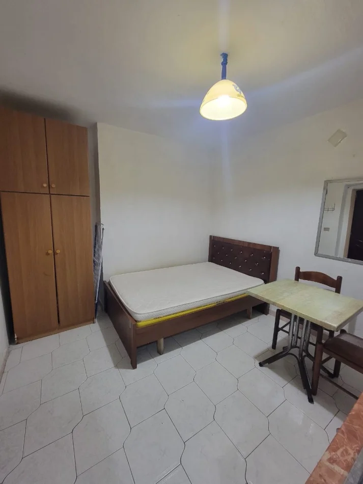 Tirane, jepet me qera apartament 1+1 Kati 1, 30 m² 250 € (Rruga Kongresi i Manastirit)